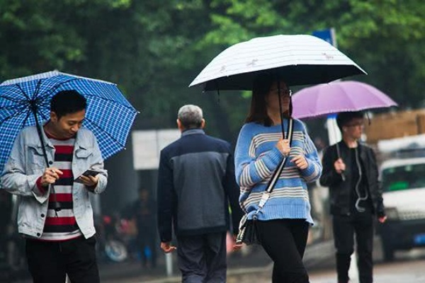 重庆天气预报10天，阴雨相间气温缓升，市民出行需备伞